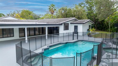 13401 SW 83rd Ave in Pinecrest, FL - Foto de edificio - Building Photo