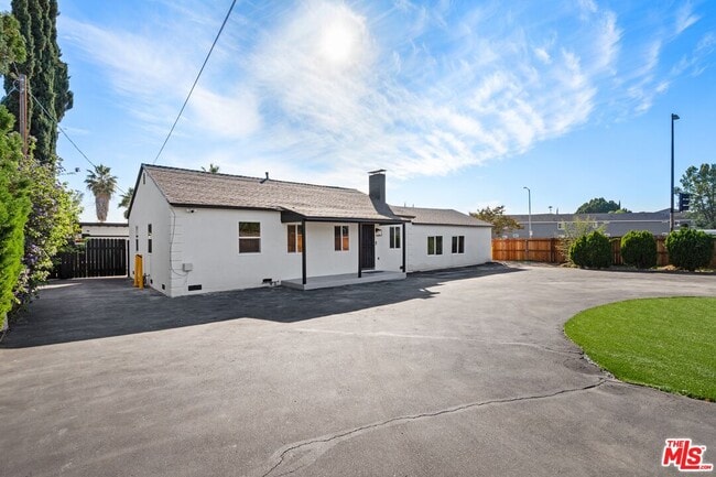 20850 Chase St in Los Angeles, CA - Building Photo - Building Photo