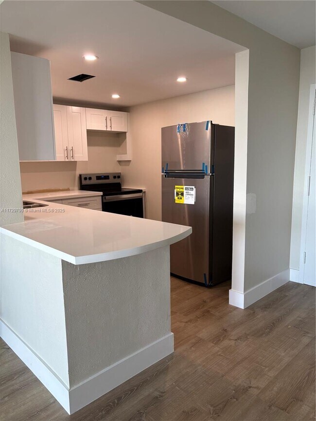 1825 W 44th Pl in Hialeah, FL - Building Photo - Building Photo