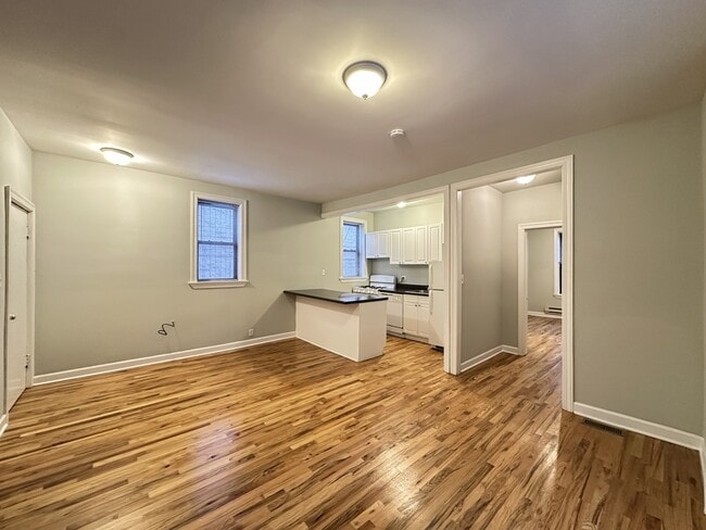 735 W Barry Ave, Unit J01P