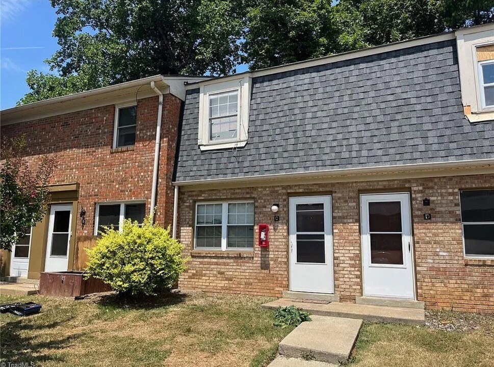 1923 Vantage Point Pl in Greensboro, NC - Building Photo