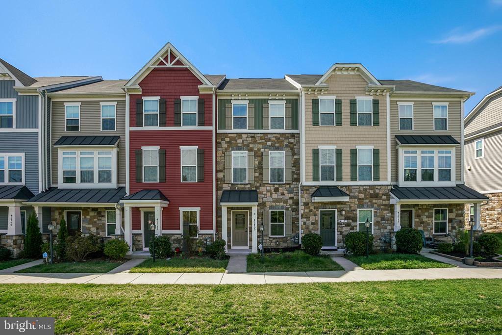41755 McMonagle Square in Aldie, VA - Foto de edificio