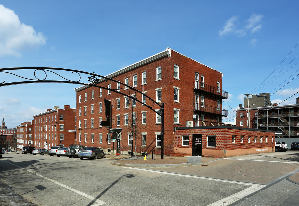 63-79 Stark St in Manchester, NH - Foto de edificio