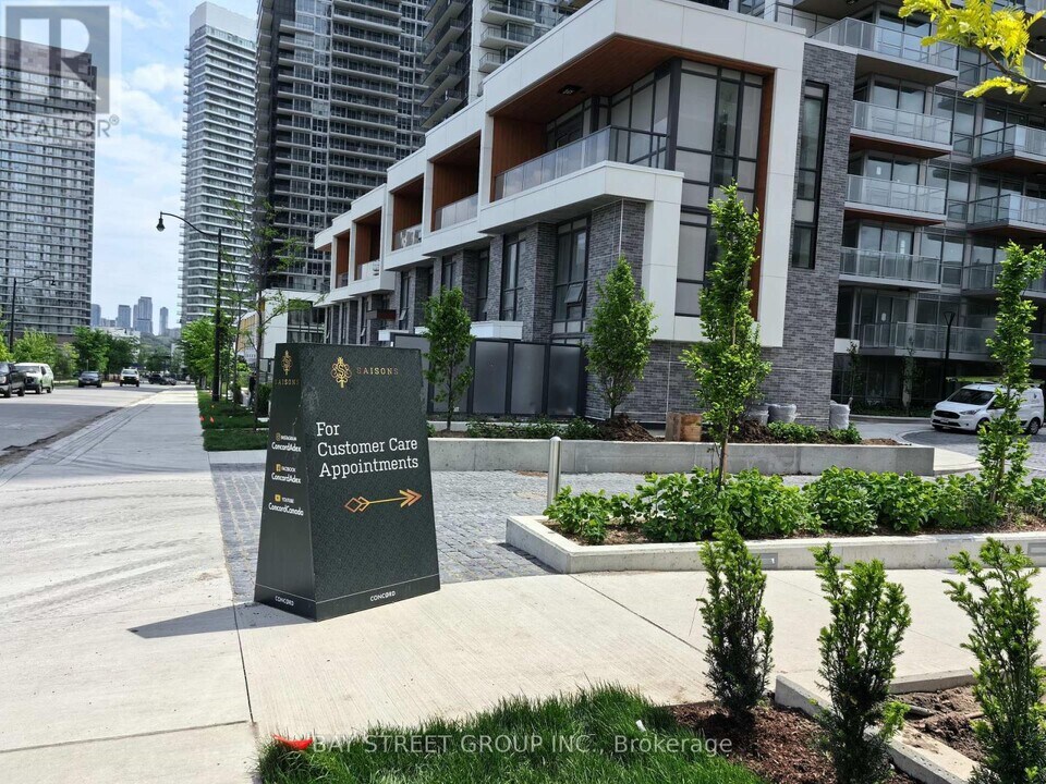 27 McMahon Dr in Toronto, ON - Building Photo