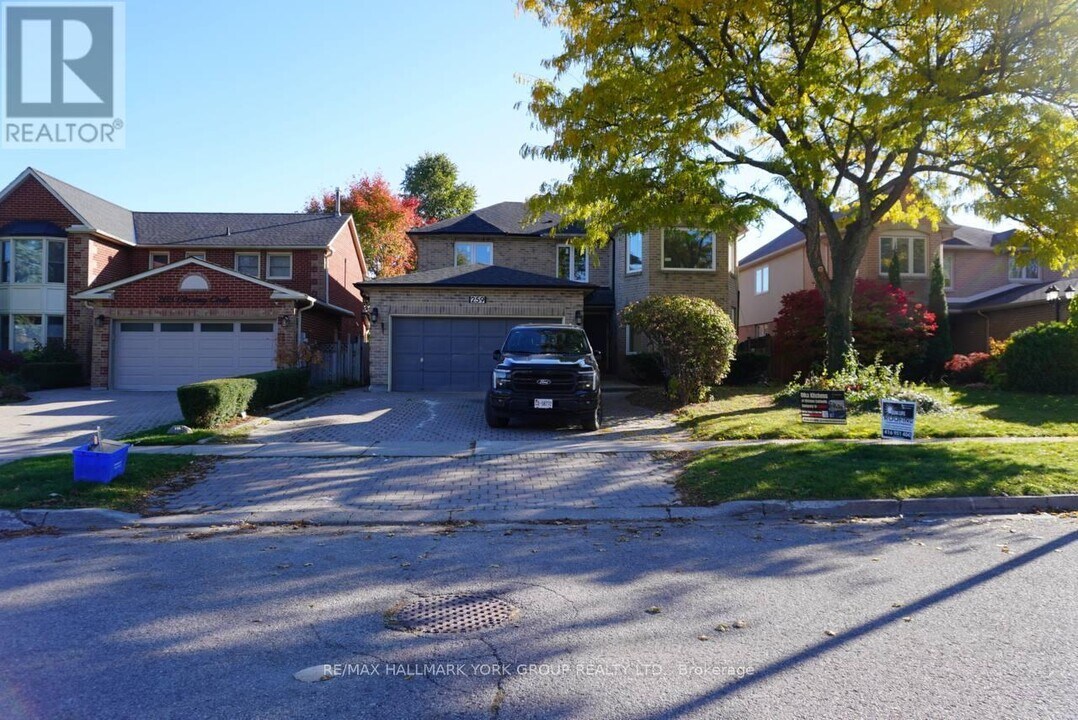 259 Glenway Cir in Newmarket, ON - Building Photo