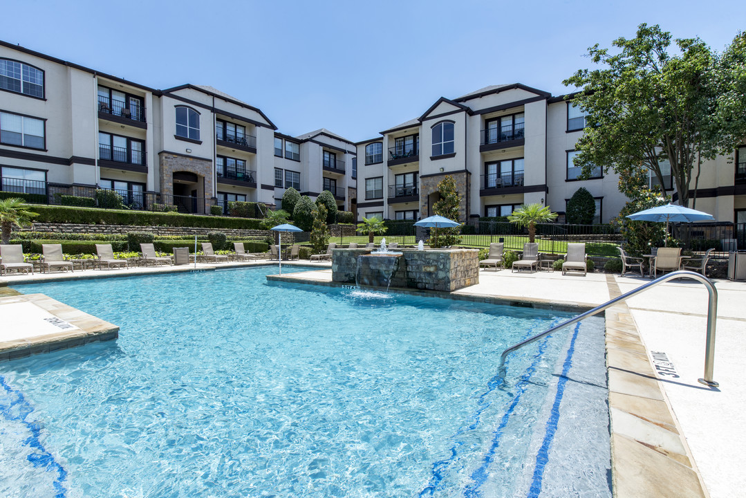 Vail Village Apartments in Dallas, TX - Foto de edificio