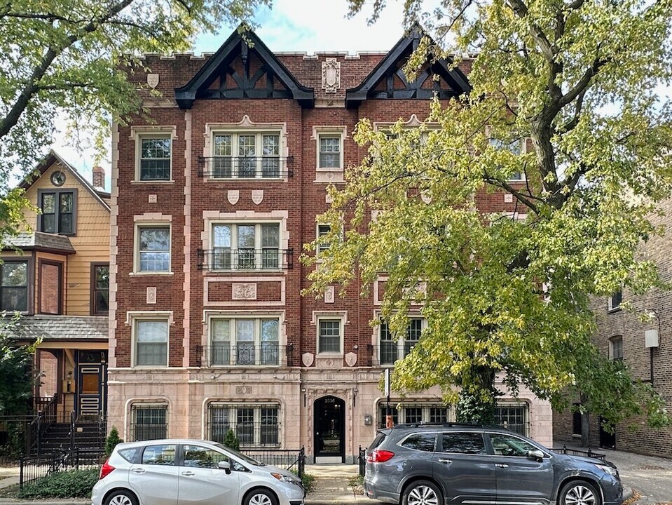 2536 N Sawyer Ave, Unit 601 in Chicago, IL - Foto de edificio