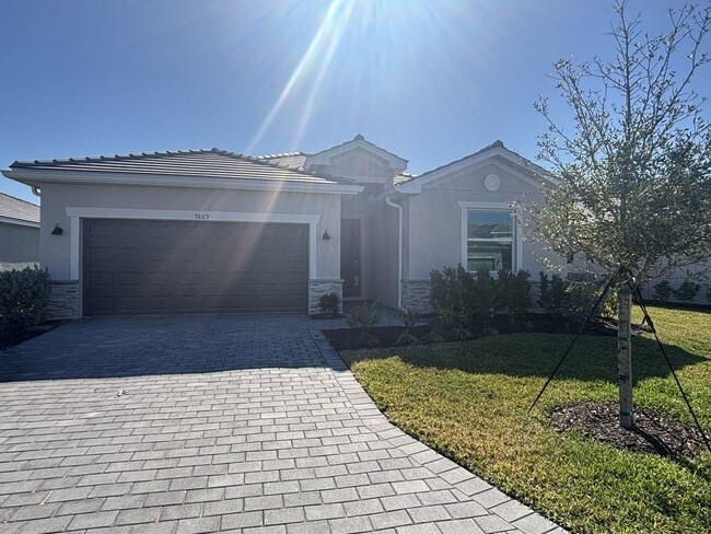 property at 7869 Lakes Edge Ln