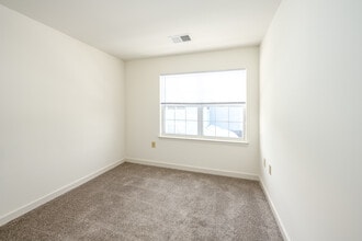 Burnt Mills Crossing in Silver Spring, MD - Foto de edificio - Building Photo