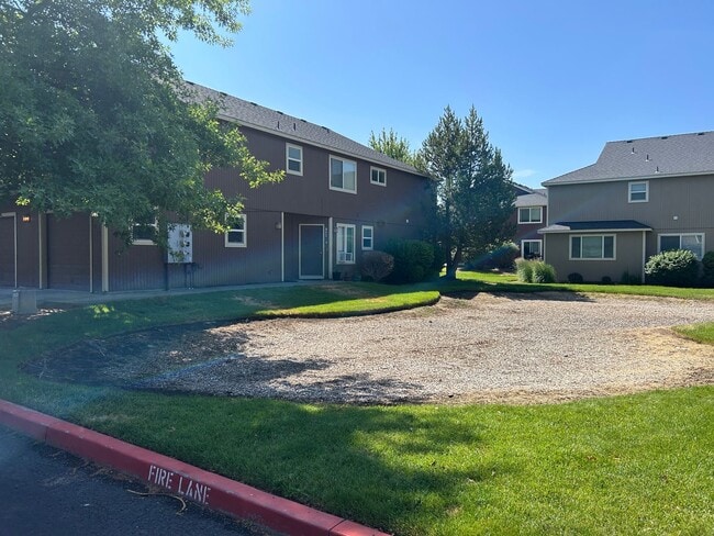 1987-1991 SW Canyon Dr in Redmond, OR - Building Photo - Building Photo