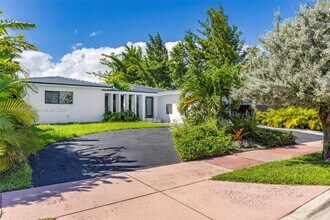 8220 Hawthorne Ave in Miami Beach, FL - Building Photo - Building Photo