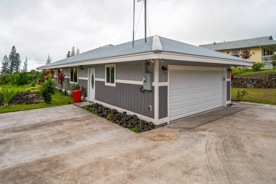 94-6661-6661 Kamaoa Rd in Naalehu, HI - Building Photo