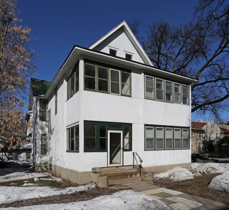 2000 Emerson Ave S in Minneapolis, MN - Building Photo