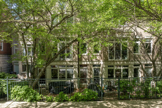 2700 N Southport Ave in Chicago, IL - Foto de edificio - Building Photo
