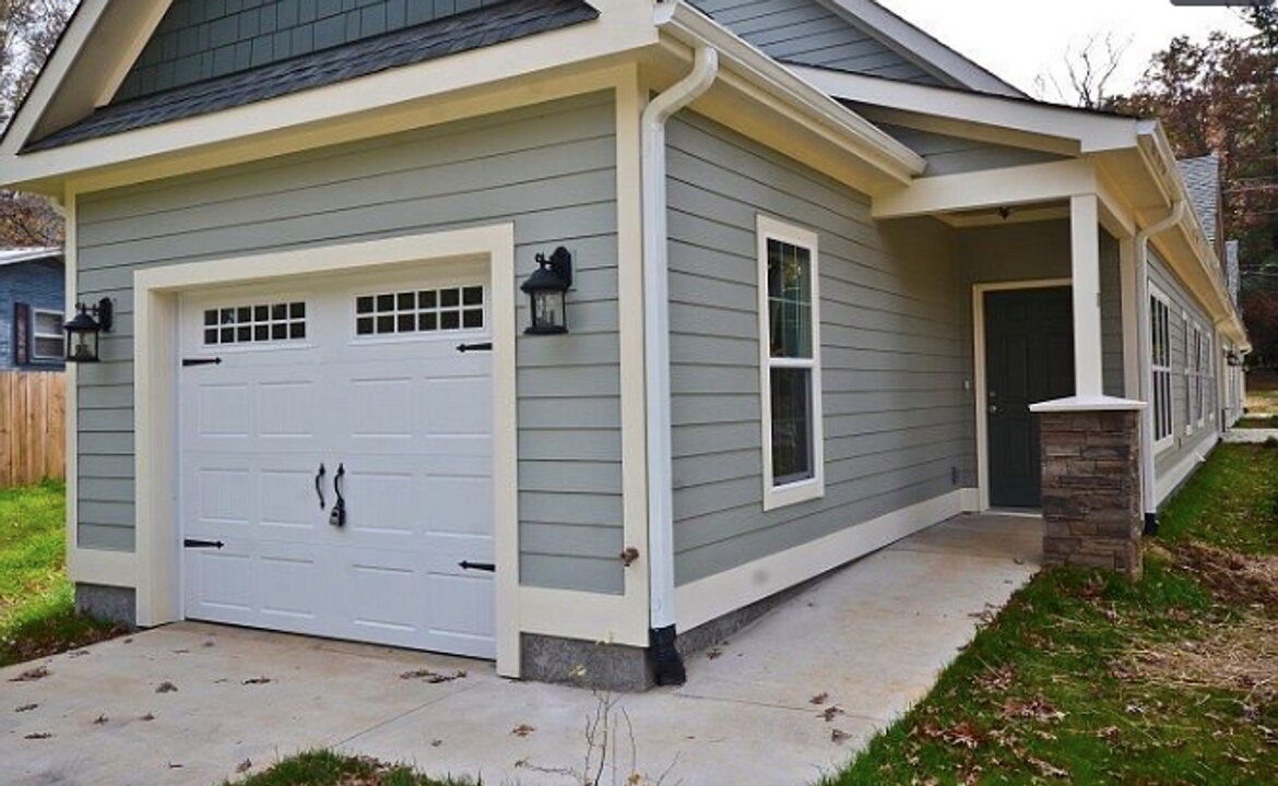 11 White Pine Dr in Black Mountain, NC - Building Photo