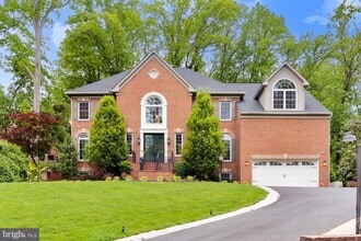6526 Dearborn Dr in Falls Church, VA - Foto de edificio - Building Photo