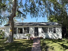 11527 Albers St in North Hollywood, CA - Building Photo