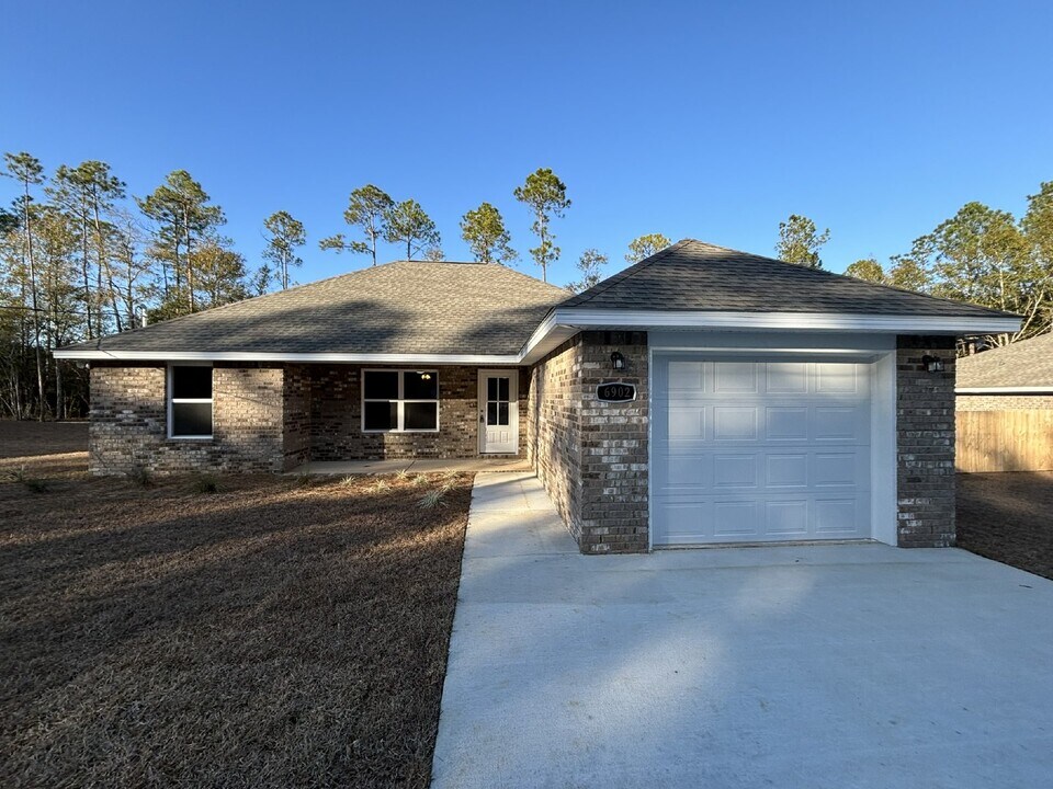 6902 Trailride N in Milton, FL - Building Photo