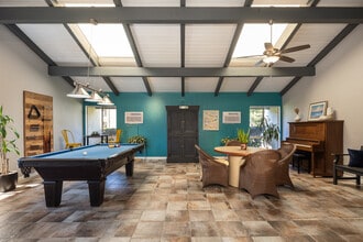 Newport Village Apartments in Costa Mesa, CA - Foto de edificio - Interior Photo