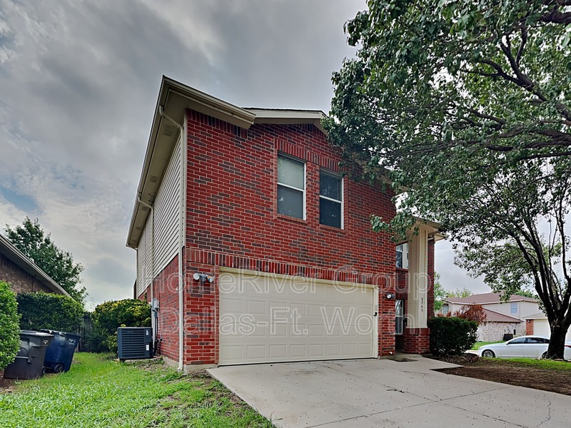 8745 Fox Meadow Way in Fort Worth, TX - Foto de edificio
