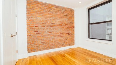 South 2nd Street, Unit 12 in Brooklyn, NY - Foto de edificio - Building Photo