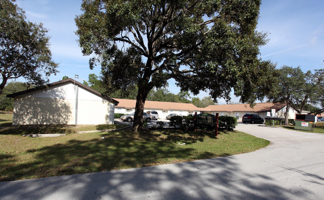 Omaha Circle Apartments in Spring Hill, FL - Building Photo - Building Photo