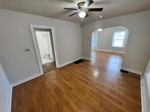 210 1/2 W Collins Ct in Louisville, KY - Building Photo - Building Photo