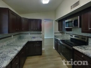 10221 W Turney Ave in Phoenix, AZ - Foto de edificio - Building Photo