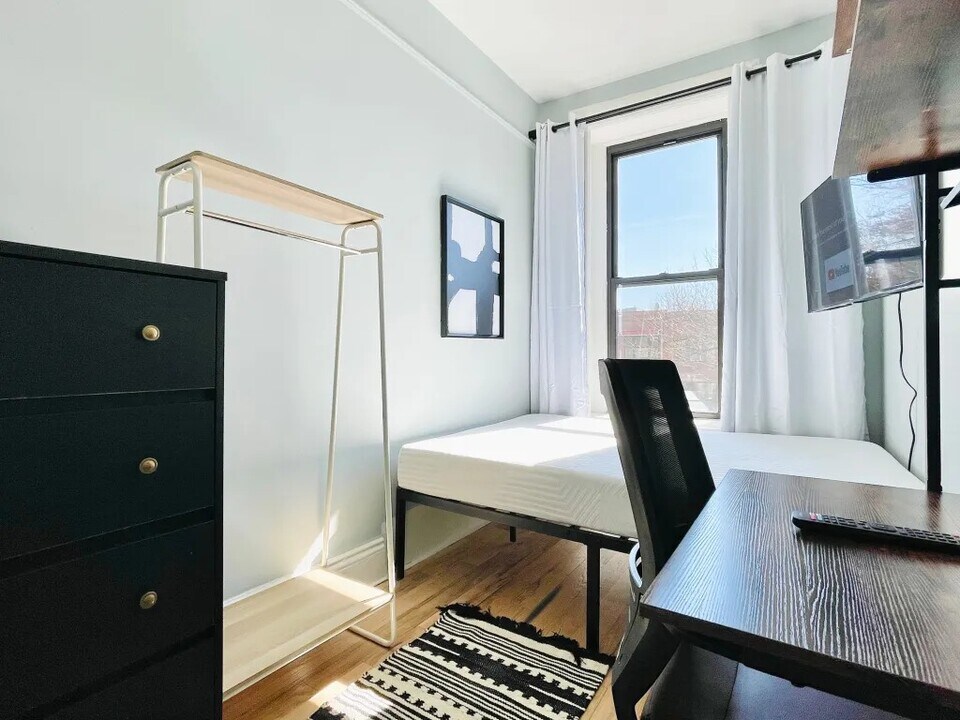 Furnished room/NOT APARTMENT in Brooklyn, NY - Building Photo