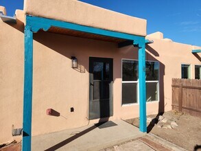 1715 Siri Dharma Ct in Santa Fe, NM - Foto de edificio - Building Photo