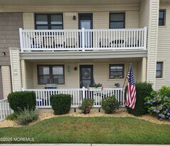 109 Wharfside Dr in Monmouth Beach, NJ - Building Photo