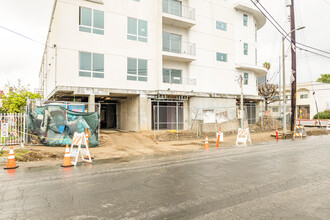 14402 Vanowen St in Van Nuys, CA - Building Photo - Building Photo