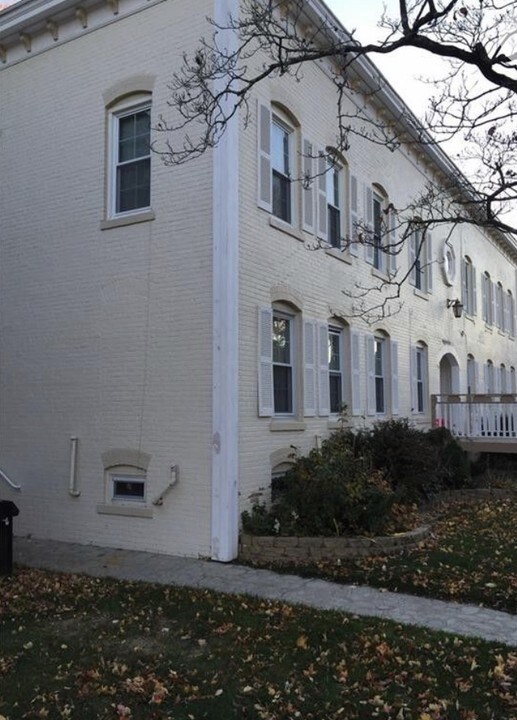 46 Stearns St, Unit 2L1 in Bristol, CT - Foto de edificio