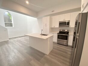 16 West Avenue S in Hamilton, ON - Building Photo - Building Photo