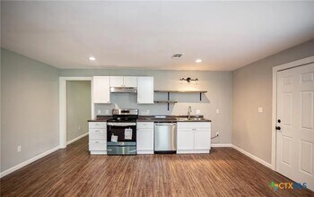 2003 Woodlawn St in Victoria, TX - Building Photo - Building Photo