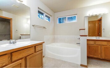 13002 73rd Ave E in South Hill, WA - Foto de edificio - Building Photo