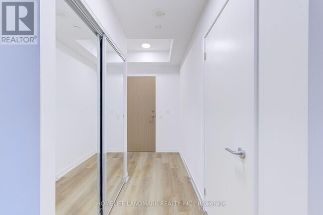 395 Square One Dr in Mississauga, ON - Building Photo - Building Photo