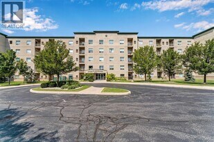 5000 Wyandotte St E in Windsor, ON - Building Photo