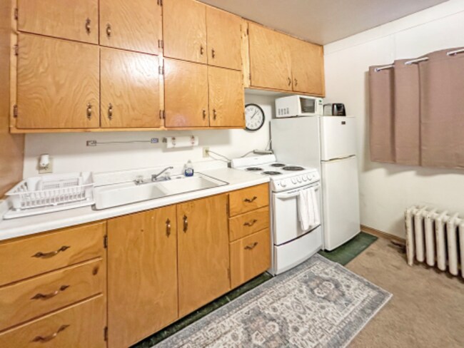 208 2nd St S-Unit -6 in Hallock, MN - Building Photo - Building Photo