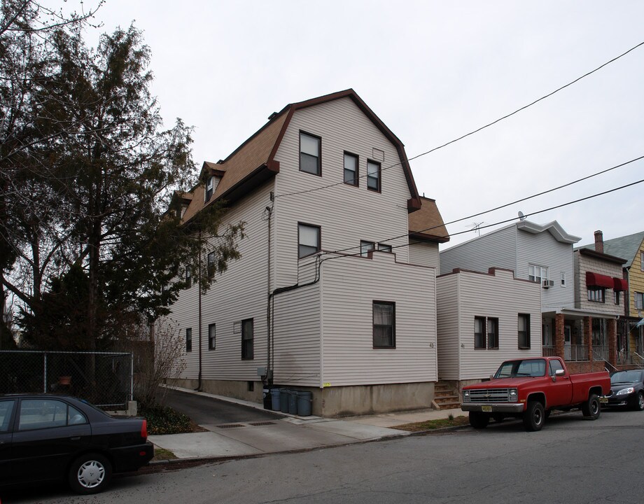 41-43 W 9th St in Bayonne, NJ - Foto de edificio
