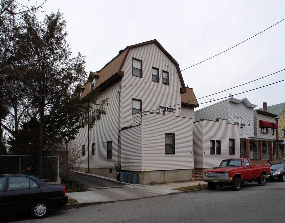 41-43 W 9th St in Bayonne, NJ - Building Photo