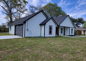 1101 N 2nd St in Silsbee, TX - Building Photo