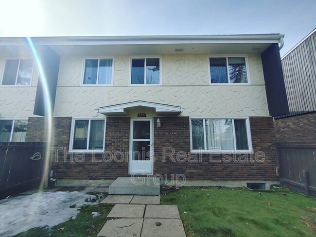 property at 169 Roseland Villge NW