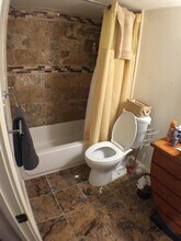 218 9th St SE, Unit Basement in Washington, DC - Foto de edificio - Building Photo