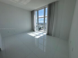 665 NE 25th St, Unit PHI-04 in Miami, FL - Building Photo