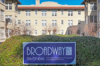 Broadway Apartments in Augusta, GA - Foto de edificio - Building Photo