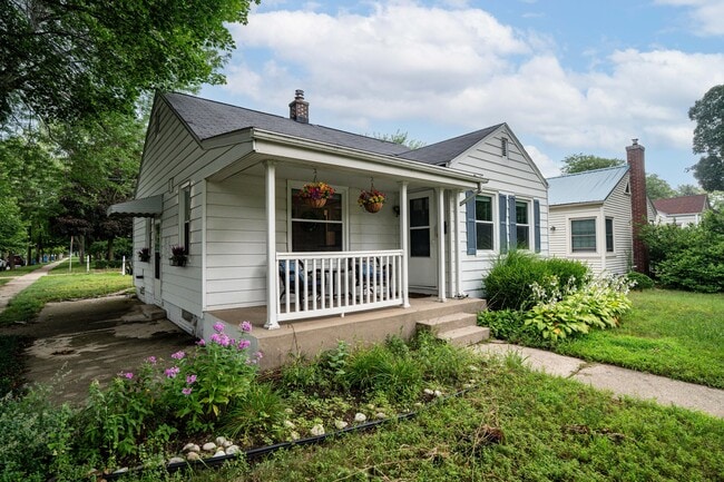 100 E Henry Clay St in Whitefish Bay, WI - Building Photo - Building Photo