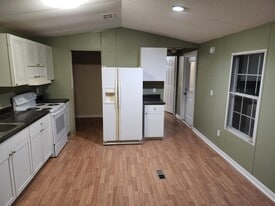 68 Green Meadows Dr in Hartwell, GA - Building Photo