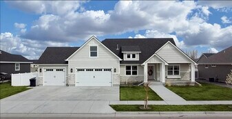 1599 Palm Spgs Dr in Idaho Falls, ID - Building Photo