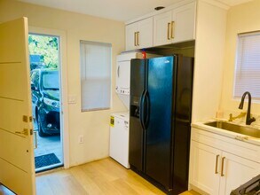 7034 Yarmouth Ave, Unit 7036 in Reseda, CA - Building Photo - Building Photo